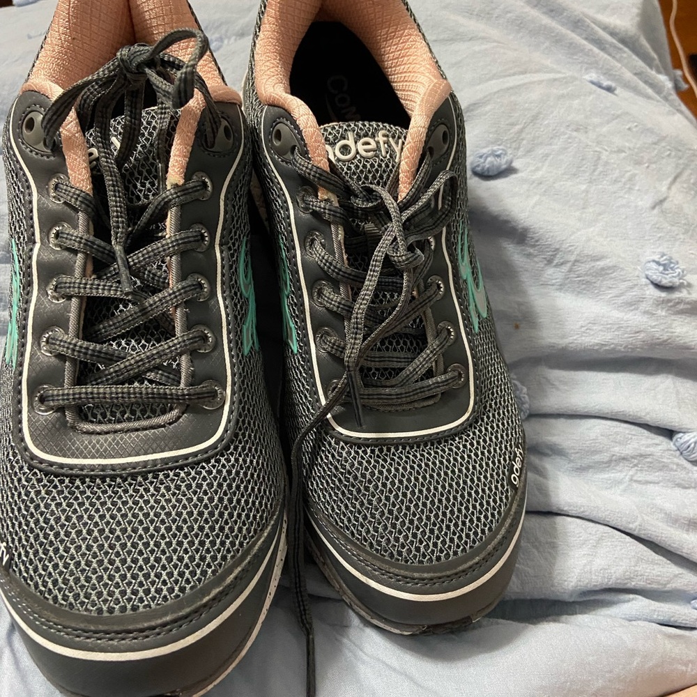 GDEFY SHOES. LIKE NEW